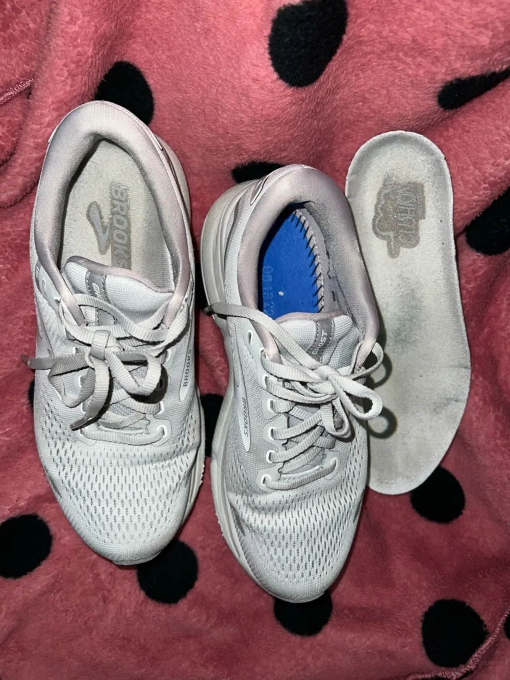 Brooks Women’s Running Shoe in Light Gray and White Size 8